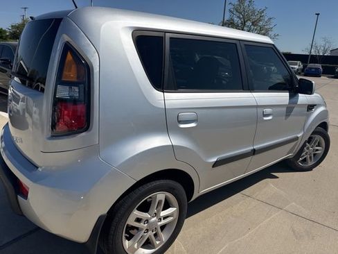Used 2010 Kia Soul + image 3