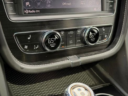 Used 2019 Bentley Bentayga AWD/4WD image 30