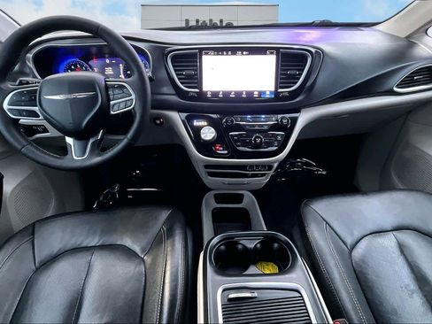 Used 2022 Chrysler Pacifica Touring-L image 10