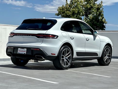 Certified 2024 Porsche Macan AWD/4WD image 8