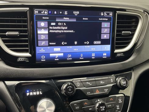 Used 2025 Chrysler Pacifica Select FWD image 18