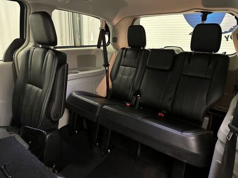 Used 2014 Chrysler Town & Country Touring FWD image 27