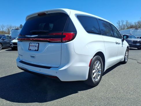 Used 2024 Chrysler Pacifica Touring-L FWD image 19