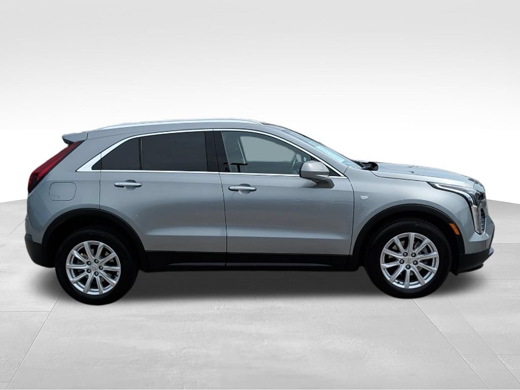 Used 2023 Cadillac XT4 Luxury w/ Cold Weather Package FWD image 4