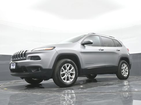 Used 2016 Jeep Cherokee Latitude AWD/4WD image 43