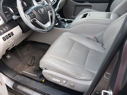 Used 2014 Toyota Highlander Limited Platinum image 2