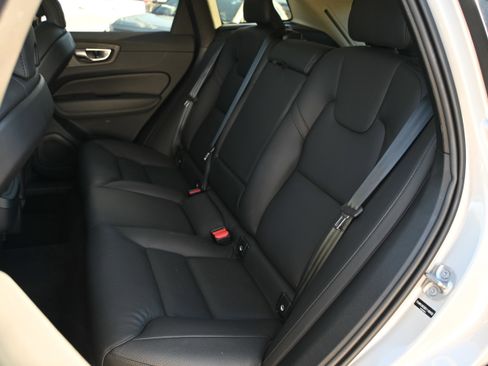 Used 2025 Volvo XC60 B5 Plus image 11