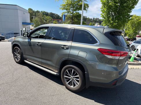 Used 2019 Toyota Highlander XLE FWD image 6