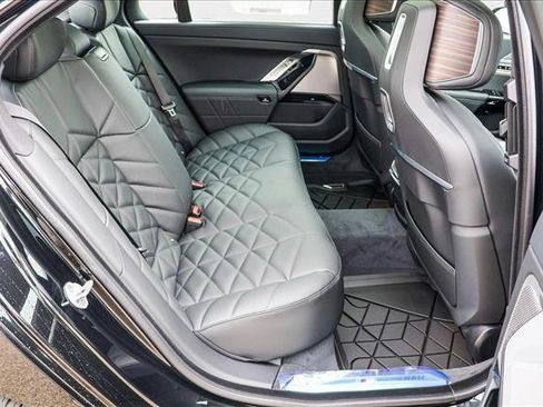 Used 2025 BMW 740i xDrive image 24