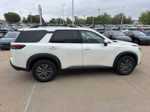 Used 2023 Nissan Pathfinder SV AWD/4WD image 6