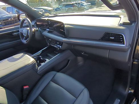 Used 2025 Chevrolet Suburban Z71 AWD/4WD image 28