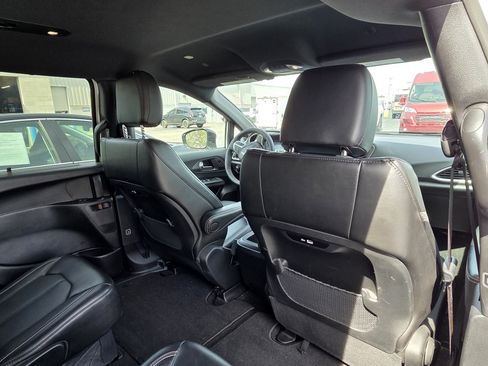Used 2025 Chrysler Pacifica Select FWD image 11