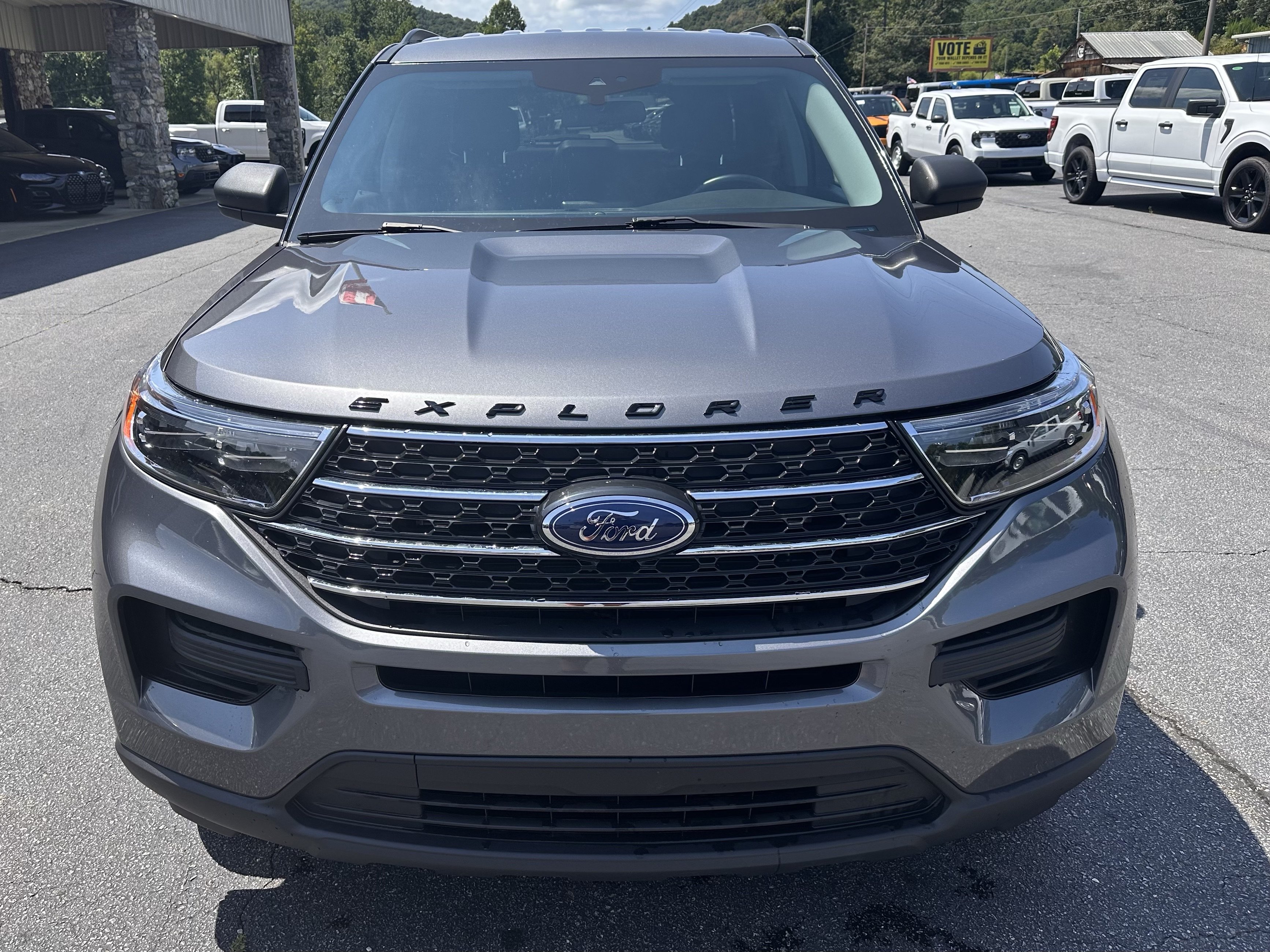 Used 2022 Ford Explorer XLT AWD/4WD image 3