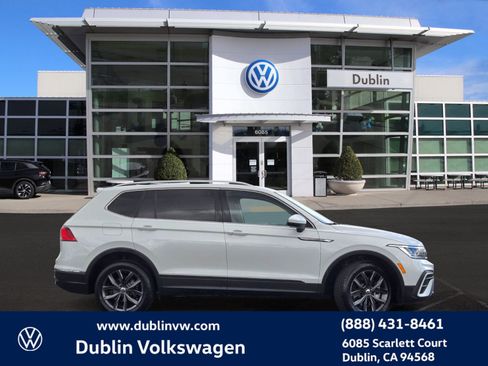 Certified 2023 Volkswagen Tiguan SE w/ Panoramic Sunroof Package image 3