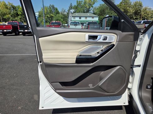 Used 2021 Ford Explorer Platinum w/ Equipment Group 601A AWD/4WD image 12