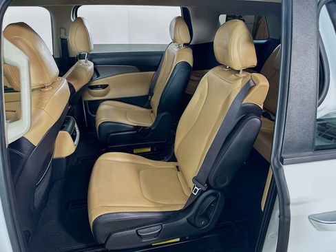 Used 2023 Kia Carnival LX image 18