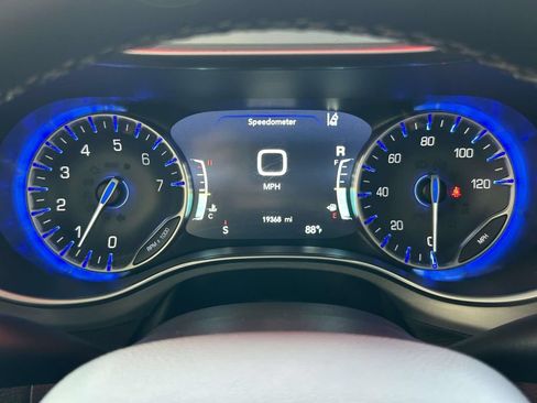 Used 2026 Chrysler Pacifica Limited FWD image 28