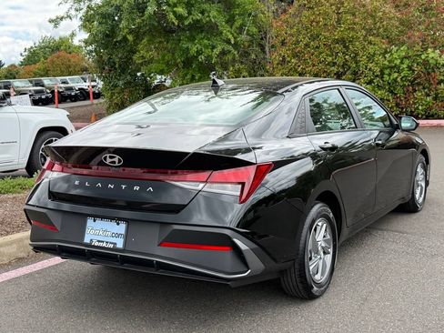 Used 2024 Hyundai Elantra SE FWD image 7