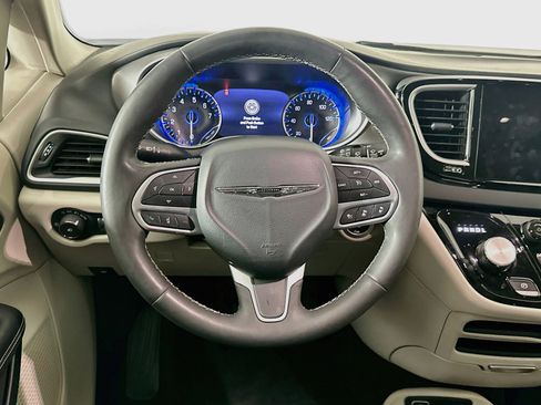 Used 2024 Chrysler Pacifica Touring-L FWD image 18
