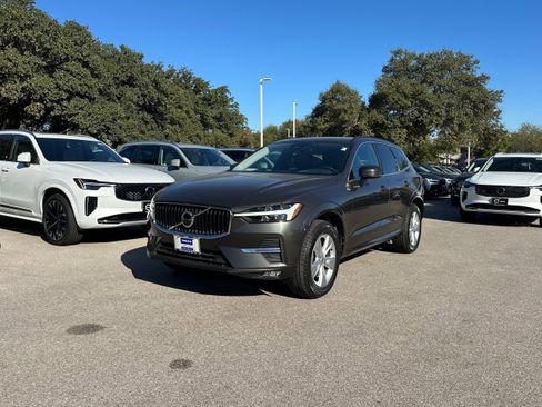 Used 2022 Volvo XC60 B5 Momentum image 2
