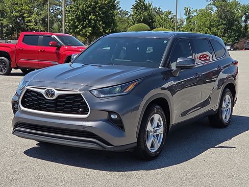 Used 2021 Toyota Highlander LE FWD image 2