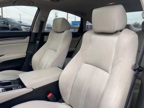 Used 2018 Honda Accord EX image 9