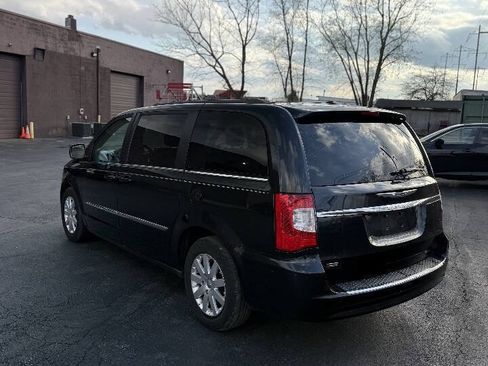 Used 2014 Chrysler Town & Country Touring FWD image 5