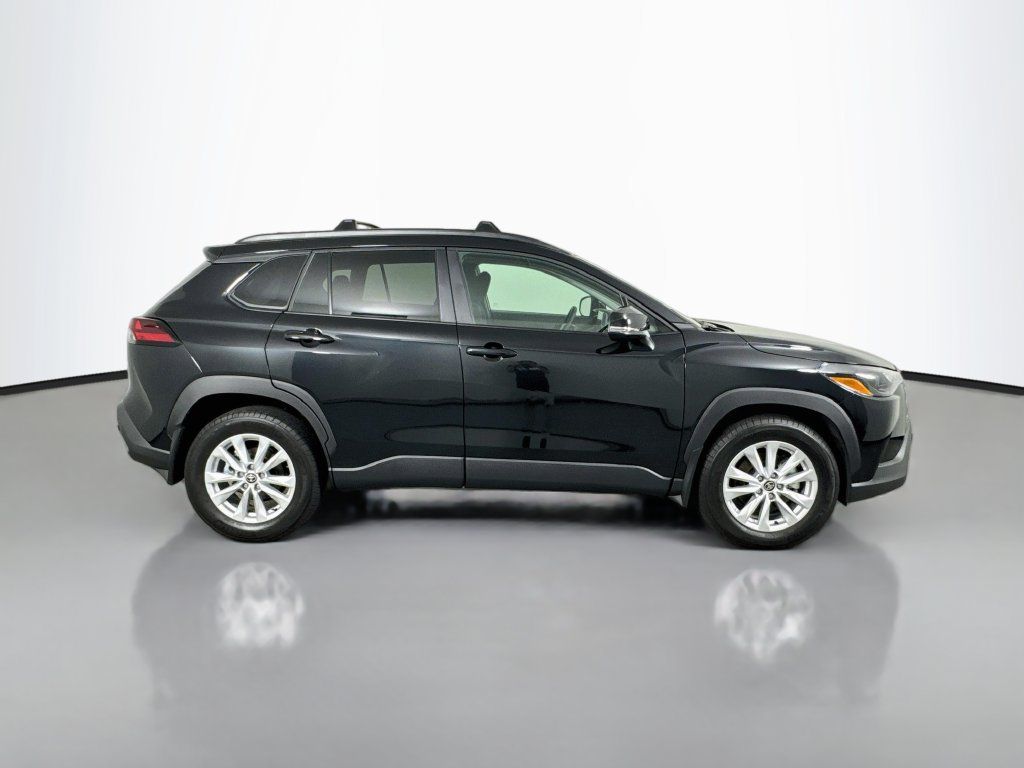 Used 2026 Toyota Corolla Cross LE FWD image 4