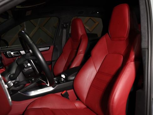 Used 2022 Porsche Cayenne Turbo image 4