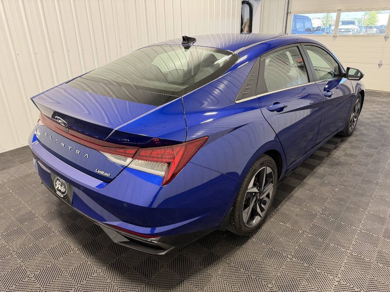 Used 2023 Hyundai Elantra Limited FWD image 5