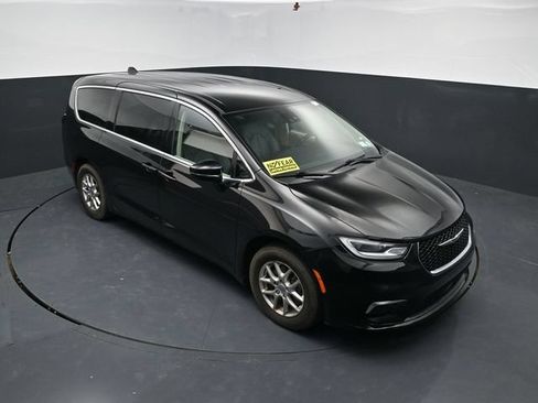 Used 2024 Chrysler Pacifica Touring-L FWD image 35
