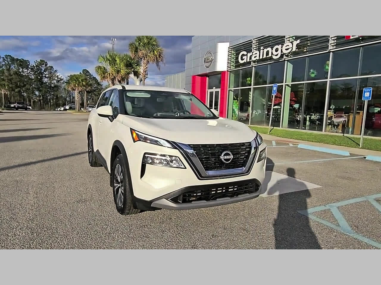 Used 2023 Nissan Rogue SV AWD/4WD image 18