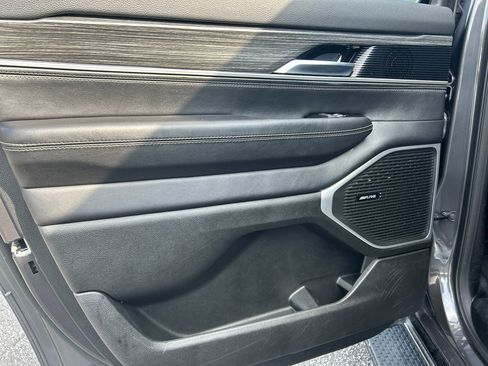 Used 2024 Jeep Wagoneer L Series II image 25