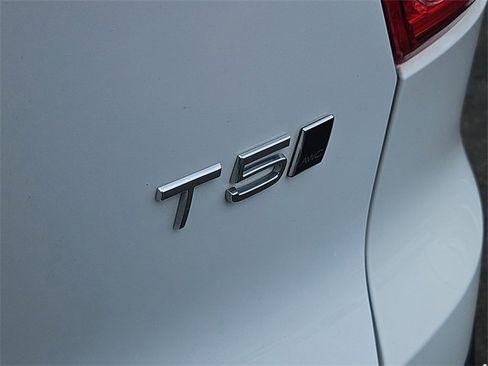 Used 2020 Volvo XC40 T5 Momentum w/ Protection Package Premier image 12