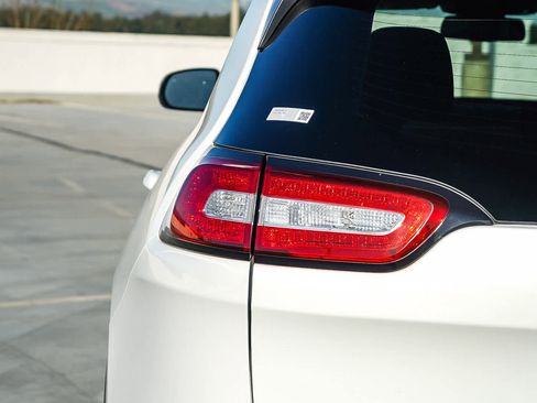 Used 2016 Jeep Cherokee Latitude w/ Safety/Convenience Group image 8