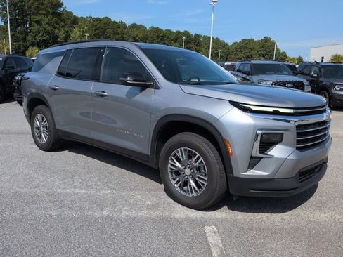 Used 2025 Chevrolet Traverse LT w/ Driver Confidence Package FWD image 2
