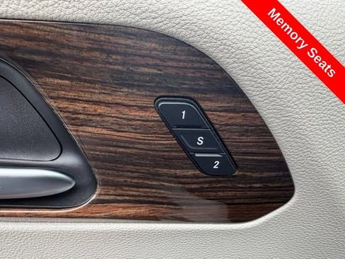 Used 2023 Chrysler Pacifica Limited FWD image 11