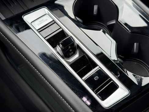 Used 2025 Volkswagen Atlas SE image 24