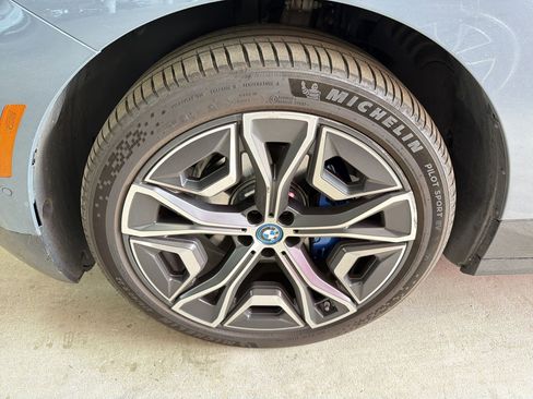 Used 2024 BMW iX xDrive50 w/ Premium Package image 9