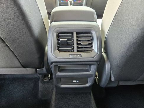 Used 2025 Volkswagen Taos SE FWD image 12
