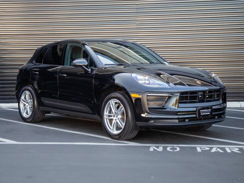 Certified 2023 Porsche Macan AWD/4WD image 9