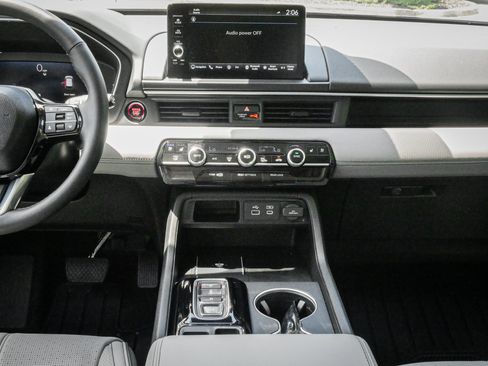 Certified 2025 Honda Pilot Elite image 30