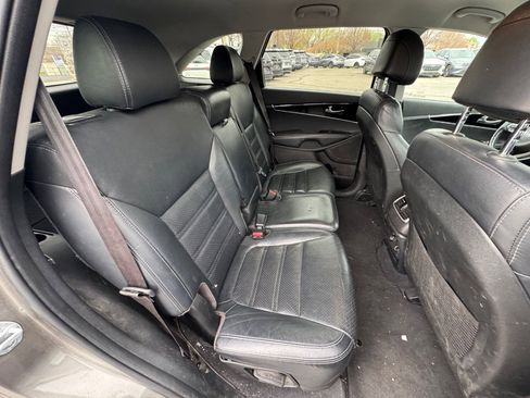 Used 2017 Kia Sorento LX w/ LX Convenience Package image 18