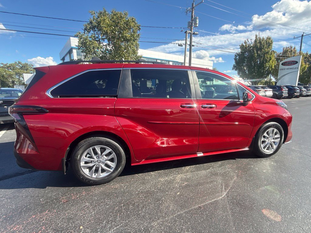 Used 2026 Toyota Sienna XLE FWD image 9