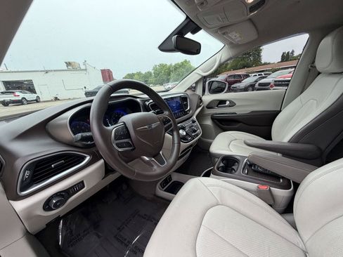 Used 2017 Chrysler Pacifica Touring-L Plus w/ Tire & Wheel Group FWD image 10