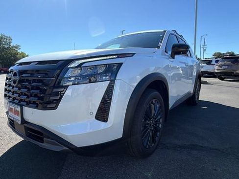 New 2026 Nissan Pathfinder SL w/ SL Premium Package AWD/4WD image 9