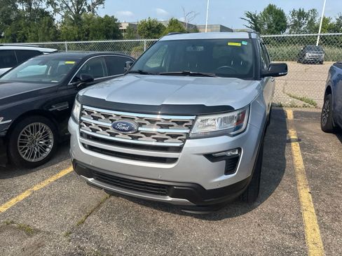 Used 2018 Ford Explorer XLT w/ Equipment Group 202A AWD/4WD image 4