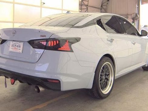 Used 2024 Nissan Altima 2.5 SR FWD image 2
