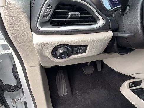 Used 2022 Chrysler Pacifica Touring-L w/ Uconnect Theater Family Group image 28