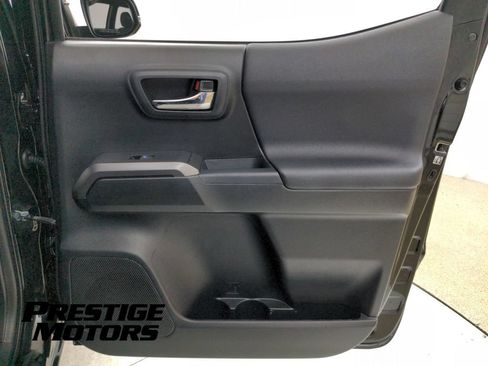 Used 2018 Toyota Tacoma TRD Off-Road w/ Technology Package AWD/4WD image 28